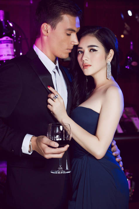 Là người sính đồ hiệu nên người đẹp cũng trưng dụng khá nhiều trang sức đắt tiền để thực hiện bộ ảnh giống như cách cô vẫn xuất hiện ở nhiều sự kiện. Là người sính đồ hiệu nên người đẹp cũng trưng dụng khá nhiều trang sức đắt tiền để thực hiện bộ ảnh giống như cách cô vẫn xuất hiện ở nhiều sự kiện.