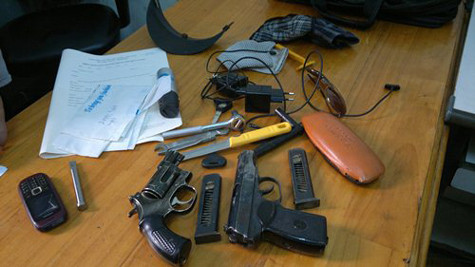 Hai khẩu súng đối tượng Phan Anh mang theo xe. Ảnh: Tr.L Hai khẩu súng đối tượng Phan Anh mang theo xe. Ảnh: Tr.L