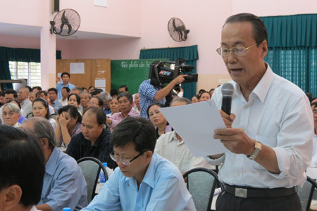“Chống tham nhũng được đặt lên hàng đầu, nhưng vấn nạn này không giảm mà còn tăng lên” - cử tri Nguyễn Hữu Châu (Q.3) bức xúc. “Chống tham nhũng được đặt lên hàng đầu, nhưng vấn nạn này không giảm mà còn tăng lên” - cử tri Nguyễn Hữu Châu (Q.3) bức xúc.
