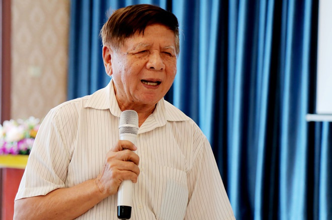 Theo ông Trần Xuân Nhĩ, cả 5 bộ sách đã được Hội đồng thẩm định quốc gia đánh giá đạt nhưng để biết sách nào phù hợp với học trò thì chỉ giáo viên mới hiểu. (Ảnh: Quyên Quyên) Theo ông Trần Xuân Nhĩ, cả 5 bộ sách đã được Hội đồng thẩm định quốc gia đánh giá đạt nhưng để biết sách nào phù hợp với học trò thì chỉ giáo viên mới hiểu. (Ảnh: Quyên Quyên)