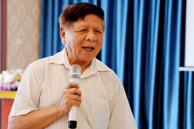 Theo ông Trần Xuân Nhĩ, cả 5 bộ sách đã được Hội đồng thẩm định quốc gia đánh giá đạt nhưng để biết sách nào phù hợp với học trò thì chỉ giáo viên mới hiểu. (Ảnh: Quyên Quyên) Theo ông Trần Xuân Nhĩ, cả 5 bộ sách đã được Hội đồng thẩm định quốc gia đánh giá đạt nhưng để biết sách nào phù hợp với học trò thì chỉ giáo viên mới hiểu. (Ảnh: Quyên Quyên)