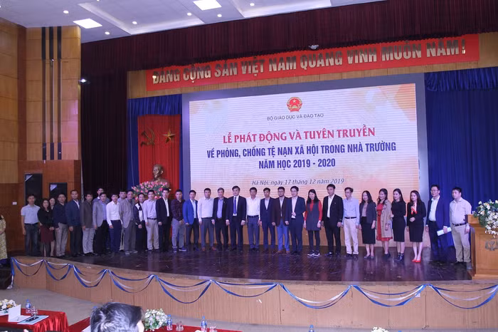 Các đại biểu hưởng ứng lễ phát động (Ảnh: Lê Cường)