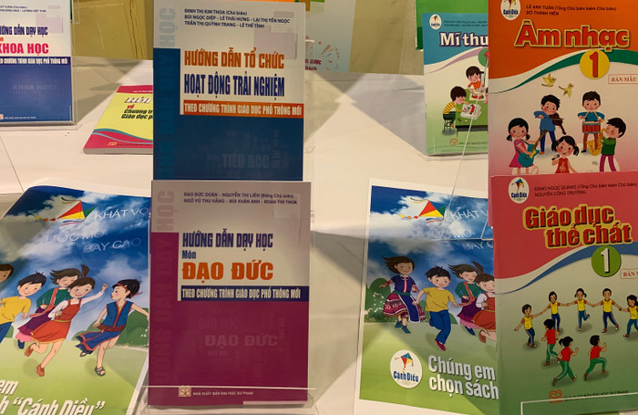 Quốc hội giao cho Bộ Giáo dục và Đào tạo đứng ra tổ chức, biên soạn một bộ sách giáo khoa, tuy nhiên đến nay đã không có một sách nào của Bộ cả. (Ảnh minh họa về bộ sách Cánh Diều: Thùy Linh chụp) Quốc hội giao cho Bộ Giáo dục và Đào tạo đứng ra tổ chức, biên soạn một bộ sách giáo khoa, tuy nhiên đến nay đã không có một sách nào của Bộ cả. (Ảnh minh họa về bộ sách Cánh Diều: Thùy Linh chụp)