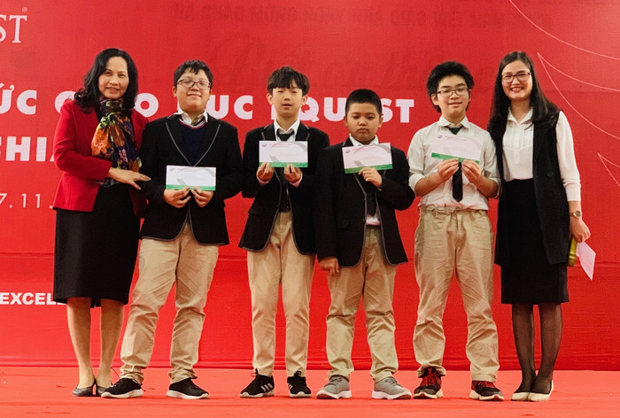 Lê Xuân Khôi (áo trắng) và 3 bạn khác cùng giành huy chương trong cuộc thi IMSO 2019 nhận phần thưởng từ Ban giám hiệu nhà trường (Ảnh: Thùy Linh) Lê Xuân Khôi (áo trắng) và 3 bạn khác cùng giành huy chương trong cuộc thi IMSO 2019 nhận phần thưởng từ Ban giám hiệu nhà trường (Ảnh: Thùy Linh)