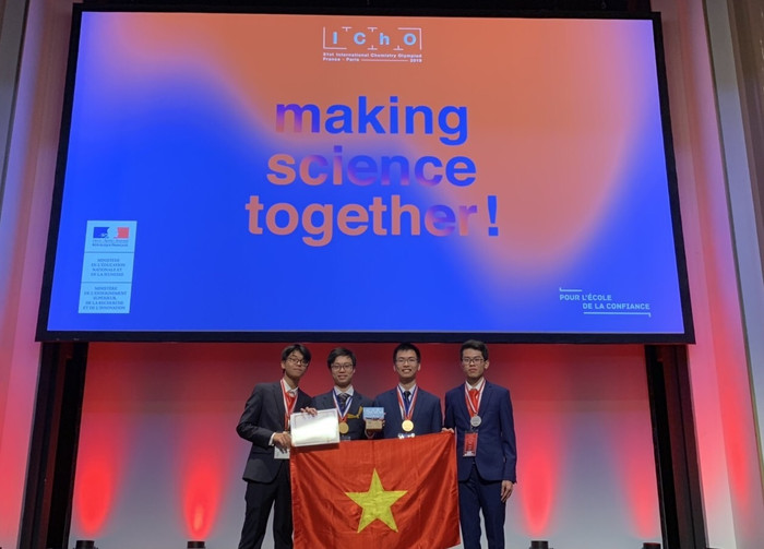 Trong kỳ thi Olympic Hoá học quốc tế năm 2019, đoàn Việt Nam cả 4/4 thí sinh dự thi đều đoạt huy chương, gồm: 02 Huy chương Vàng và 02 Huy chương Bạc (Ảnh: Bộ Giáo dục và Đào tạo cung cấp) Trong kỳ thi Olympic Hoá học quốc tế năm 2019, đoàn Việt Nam cả 4/4 thí sinh dự thi đều đoạt huy chương, gồm: 02 Huy chương Vàng và 02 Huy chương Bạc (Ảnh: Bộ Giáo dục và Đào tạo cung cấp)