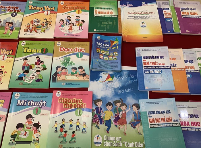 Bộ Giáo dục yêu cầu các nhà xuất bản và các Sở tạo điều kiện cho các cơ sở giáo dục, giáo viên, phụ huynh tiếp cận sớm và đầy đủ với sách giáo khoa mới. (Ảnh minh họa: Thùy Linh) Bộ Giáo dục yêu cầu các nhà xuất bản và các Sở tạo điều kiện cho các cơ sở giáo dục, giáo viên, phụ huynh tiếp cận sớm và đầy đủ với sách giáo khoa mới. (Ảnh minh họa: Thùy Linh)