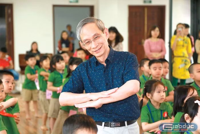 Thầy Nguyễn Xuân Khang – Hiệu trưởng trường Marie Curie (Hà Nội) cho rằng, việc các cơ sở giáo dục chọn sách giáo khoa trước tháng 3/2020 khiến các trường gặp nhiều lúng túng, không giải quyết được.(Ảnh đăng trên giaoduc.net.vn)