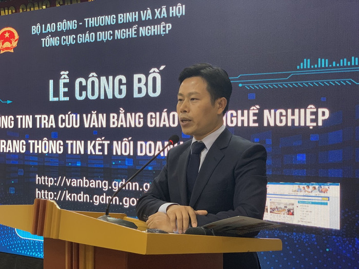 “Khi tra cứu được thông tin văn bằng trên mạng tức là chúng ta yêu cầu các cơ sở giáo dục nghề nghiệp phải công khai minh bạch tự chủ nhưng gắn với trách nhiệm giải trình”, Thứ trưởng Lê Quân nhấn mạnh. (Ảnh: T.L) “Khi tra cứu được thông tin văn bằng trên mạng tức là chúng ta yêu cầu các cơ sở giáo dục nghề nghiệp phải công khai minh bạch tự chủ nhưng gắn với trách nhiệm giải trình”, Thứ trưởng Lê Quân nhấn mạnh. (Ảnh: T.L)