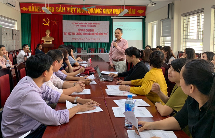 Phó giáo sư Nguyễn Văn Khánh (cầm micro)– chủ biên chương trình môn Vật lý và cũng là người đang trực tiếp tập huấn giáo viên thành phố Hà Nội (Ảnh thầy Khánh cung cấp)