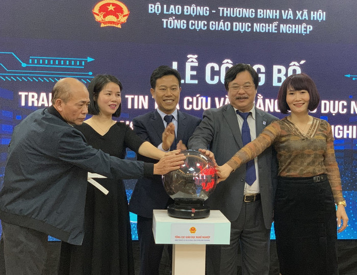 Ngày 26/12, tại Hà Nội, Tổng cục Giáo dục nghề nghiệp – Bộ Lao động, Thương binh và Xã hội đã tổ chức Lễ công bố 02 trang thông tin phục vụ cho công tác quản lý nhà nước, hỗ trợ các tổ chức, cá nhân, các doanh nghiệp trong việc tra cứu văn bằng và thông tin kết nối giáo dục nghề nghiệp và doanh nghiệp (Ảnh: T.L) Ngày 26/12, tại Hà Nội, Tổng cục Giáo dục nghề nghiệp – Bộ Lao động, Thương binh và Xã hội đã tổ chức Lễ công bố 02 trang thông tin phục vụ cho công tác quản lý nhà nước, hỗ trợ các tổ chức, cá nhân, các doanh nghiệp trong việc tra cứu văn bằng và thông tin kết nối giáo dục nghề nghiệp và doanh nghiệp (Ảnh: T.L)