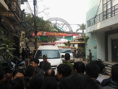 Người dân đổ xô đến xem tình tiết vụ thảm án. Người dân đổ xô đến xem tình tiết vụ thảm án.