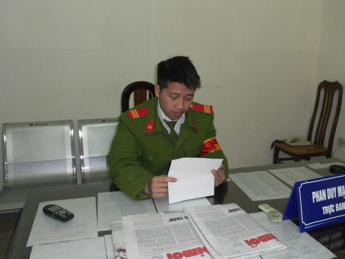 Đồng chí: Nguyễn Thế Anh chia sẻ thông tin với phóng viên báo Giáo dục Việt Nam