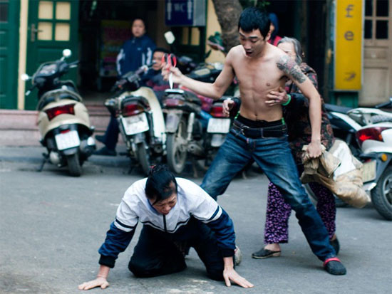 Dù người phụ nữ đã van xin nhưng đối tượng không tha, mặc cho cụ Bà can ngăn vẫn lao vào người phụ nữ Dù người phụ nữ đã van xin nhưng đối tượng không tha, mặc cho cụ Bà can ngăn vẫn lao vào người phụ nữ