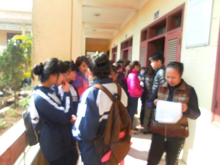 Học sinh nghỉ học đi cùng bố mẹ đến xã Học sinh nghỉ học đi cùng bố mẹ đến xã