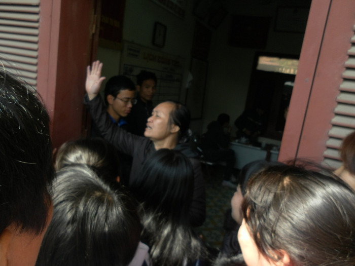 Bà Hoàng Thị Vinh (xóm 6, xã Ninh Hiệp, Gia Lâm, Tp. Hà Nội người đại diện dân Ninh HIệp Bà Hoàng Thị Vinh (xóm 6, xã Ninh Hiệp, Gia Lâm, Tp. Hà Nội người đại diện dân Ninh HIệp