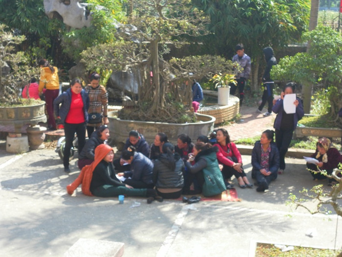 Người dân tập trung ăn chờ đợi câu trả lời từ cấp chính quyền Xã Ninh Hiệp Người dân tập trung ăn chờ đợi câu trả lời từ cấp chính quyền Xã Ninh Hiệp