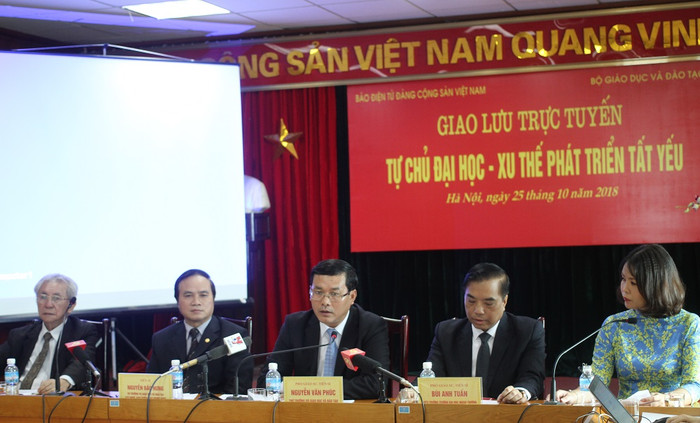 Tại buổi giao lưu trực tuyến do Báo điện tử Đảng Cộng sản Việt Nam phối hợp với Bộ Giáo dục và Đào tạo tổ chức ngày 25/10 với chủ đề “Tự chủ đại học – Xu thế phát triển tất yếu”, các chuyên gia tập trung phân tích, trao đổi một số nội dung nhằm tháo gỡ những “nút thắt” trong với vấn đề đổi mới giáo dục nói chung và tự chủ đại học nói riêng.(Ảnh: Thùy Linh) Tại buổi giao lưu trực tuyến do Báo điện tử Đảng Cộng sản Việt Nam phối hợp với Bộ Giáo dục và Đào tạo tổ chức ngày 25/10 với chủ đề “Tự chủ đại học – Xu thế phát triển tất yếu”, các chuyên gia tập trung phân tích, trao đổi một số nội dung nhằm tháo gỡ những “nút thắt” trong với vấn đề đổi mới giáo dục nói chung và tự chủ đại học nói riêng.(Ảnh: Thùy Linh)