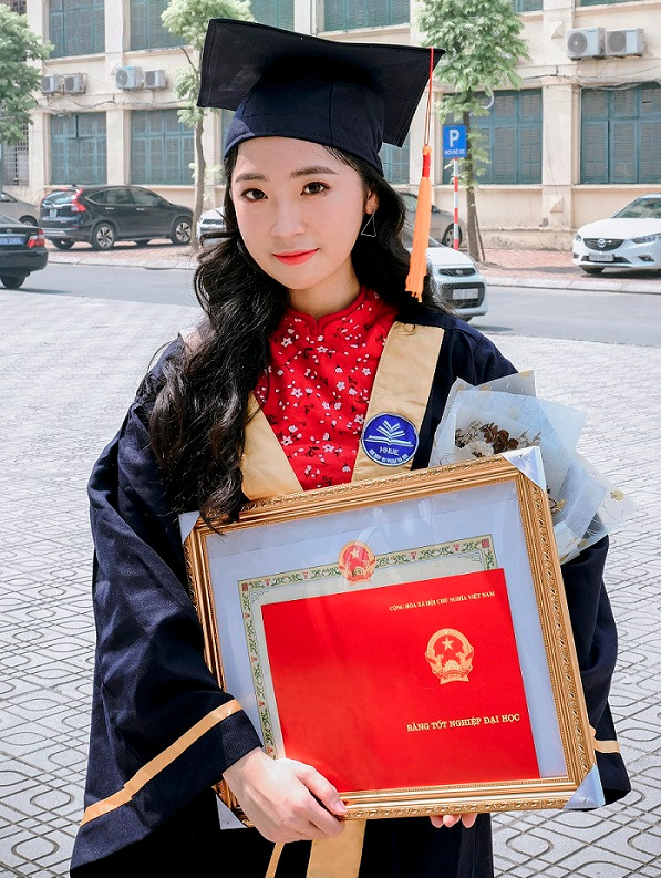 Thủ khoa "kép" Đại học Sư phạm Hà Nội - Mã Hồng Anh có điểm thủ khoa tuyển sinh khối D đạt 26/30 điểm; điểm tốt nghiệp sau 4 năm đại học đạt: 3.93/4. (Ảnh: Nhân vật cung cấp) Thủ khoa "kép" Đại học Sư phạm Hà Nội - Mã Hồng Anh có điểm thủ khoa tuyển sinh khối D đạt 26/30 điểm; điểm tốt nghiệp sau 4 năm đại học đạt: 3.93/4. (Ảnh: Nhân vật cung cấp)