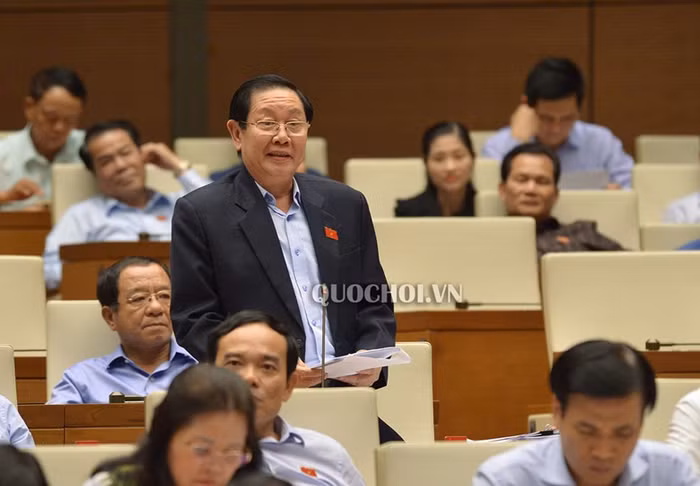 Bộ trưởng Bộ Nội vụ Lê Vĩnh Tân giải trình các vấn đề đại biểu nêu trong chiều 30/10/ 2018 (Ảnh: quochoi.vn)