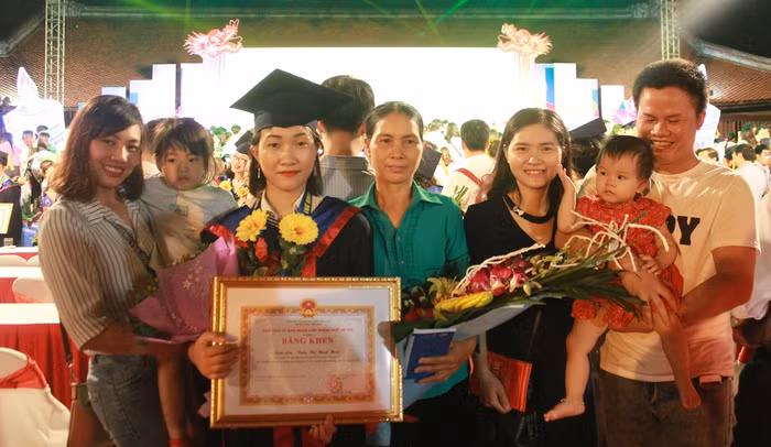 Tốt nghiệp cấp 3, Hoa chọn trường Thành Đô làm nơi học tập, gửi gắm những ước mơ của mình, 4 năm trên giảng đường đại học vừa học tập cô sinh viên ấy vẫn hàng ngày đi làm thêm để trang trải thêm cuộc sống đắt đỏ nơi thị thành. (Minh Hoa chụp cùng mẹ và các chị trong gia đình: Ảnh nhân vật cung cấp) Tốt nghiệp cấp 3, Hoa chọn trường Thành Đô làm nơi học tập, gửi gắm những ước mơ của mình, 4 năm trên giảng đường đại học vừa học tập cô sinh viên ấy vẫn hàng ngày đi làm thêm để trang trải thêm cuộc sống đắt đỏ nơi thị thành. (Minh Hoa chụp cùng mẹ và các chị trong gia đình: Ảnh nhân vật cung cấp)