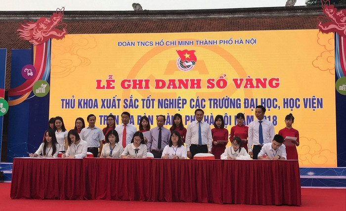 Cô gái Nguyễn Thị Hải (thứ 2 từ phải qua trái) trong lễ ghi danh sổ vàng khi trở thành một trong 88 thủ khoa tốt nghiệp xuất sắc các đại học, học viện năm 2018 trên địa bàn Hà Nội (Ảnh nhân vật cung cấp) Cô gái Nguyễn Thị Hải (thứ 2 từ phải qua trái) trong lễ ghi danh sổ vàng khi trở thành một trong 88 thủ khoa tốt nghiệp xuất sắc các đại học, học viện năm 2018 trên địa bàn Hà Nội (Ảnh nhân vật cung cấp)