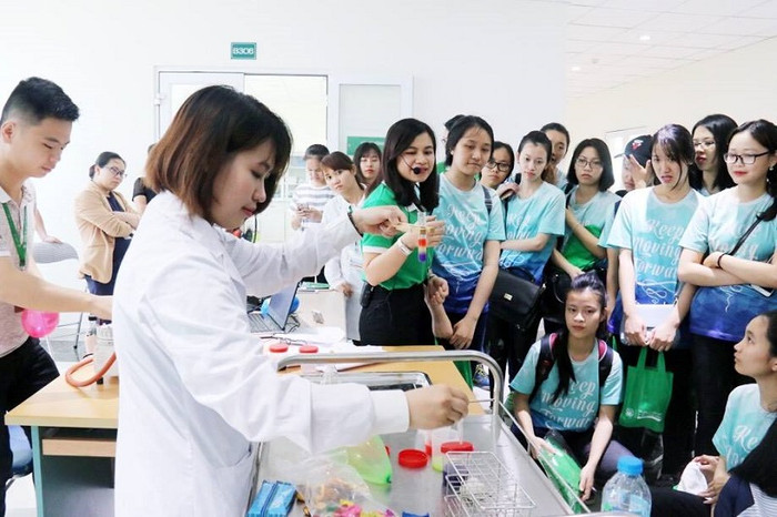 Lưu Ly (mặc áo blouse) đang làm thí nghiệm trong Ngày hội Open day ở trường trung học phổ thông trước khi làm hồ sơ thi đại học (Ảnh nhân vật cung cấp) Lưu Ly (mặc áo blouse) đang làm thí nghiệm trong Ngày hội Open day ở trường trung học phổ thông trước khi làm hồ sơ thi đại học (Ảnh nhân vật cung cấp)