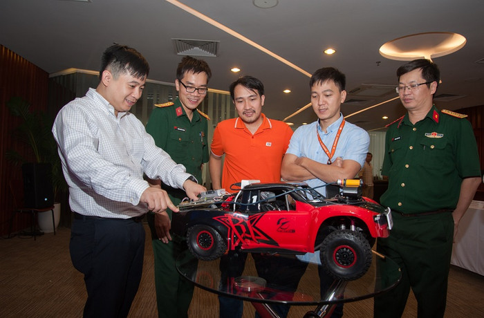 Cuộc thi công nghệ Cuộc đua số 2018-2019 với chủ đề “Lập trình xe tự hành” dành cho tất cả sinh viên các trường đại học trên cả nước và một số trường trong khu vực châu Á do Tập đoàn FPT và Đài truyền hình Việt Nam (VTV) đồng tổ chức.(Ảnh: Ban tổ chức)