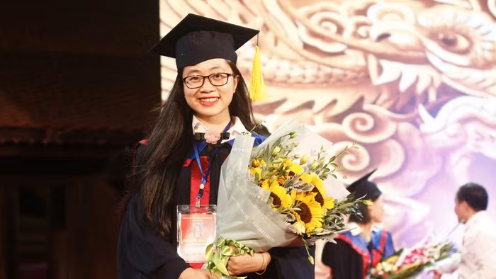 Trước khi được vinh danh là tân thủ khoa của Trường Đại học Sư phạm 2, em đã được tuyển thẳng vào viên chức của tỉnh Bắc Ninh (Ảnh nhân vật cung cấp) Trước khi được vinh danh là tân thủ khoa của Trường Đại học Sư phạm 2, em đã được tuyển thẳng vào viên chức của tỉnh Bắc Ninh (Ảnh nhân vật cung cấp)