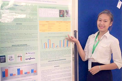 Nguyễn Thùy Dung và báo cáo poster của em tại hội thảo khoa học quốc tế ISSAAS 2017. Ảnh: Nhân vật cung cấp Nguyễn Thùy Dung và báo cáo poster của em tại hội thảo khoa học quốc tế ISSAAS 2017. Ảnh: Nhân vật cung cấp