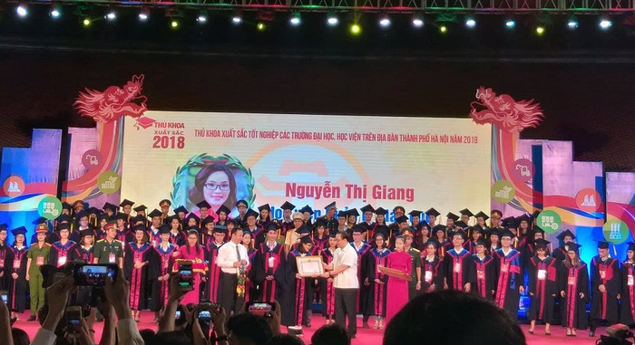 Bí thư Thành ủy Hà Nội Hoàng Trung Hải (bìa phải) trao bằng khen của thành phố cho các thủ khoa. (Ảnh: Thùy Linh) Bí thư Thành ủy Hà Nội Hoàng Trung Hải (bìa phải) trao bằng khen của thành phố cho các thủ khoa. (Ảnh: Thùy Linh)