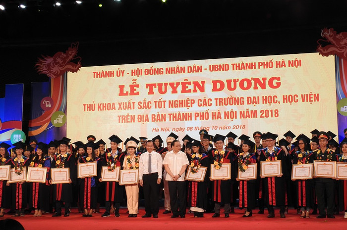 Lê Thị Thùy Linh là một trong 88 thủ khoa xuất sắc tốt nghiệp các trường đại học, cao đẳng trên địa bàn Thủ đô được Hà Nội tuyên dương. Lê Thị Thùy Linh là một trong 88 thủ khoa xuất sắc tốt nghiệp các trường đại học, cao đẳng trên địa bàn Thủ đô được Hà Nội tuyên dương.