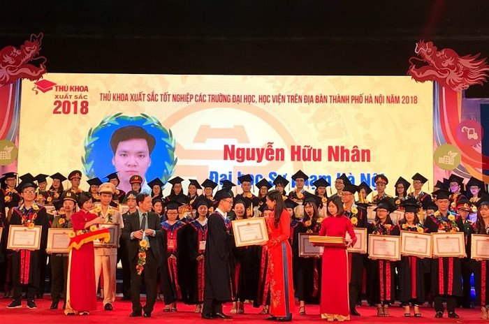 Nguyễn Hữu Nhân (sinh năm 1996) trở thành thủ khoa tốt nghiệp xuất sắc khoa Toán Tin của Đại học Sư phạm Hà Nội năm 2018 với điểm học tập toàn khóa: 3.90/4. (Ảnh nhân vật cung cấp) Nguyễn Hữu Nhân (sinh năm 1996) trở thành thủ khoa tốt nghiệp xuất sắc khoa Toán Tin của Đại học Sư phạm Hà Nội năm 2018 với điểm học tập toàn khóa: 3.90/4. (Ảnh nhân vật cung cấp)