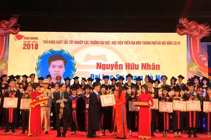 Nguyễn Hữu Nhân (sinh năm 1996) trở thành thủ khoa tốt nghiệp xuất sắc khoa Toán Tin của Đại học Sư phạm Hà Nội năm 2018 với điểm học tập toàn khóa: 3.90/4. (Ảnh nhân vật cung cấp) Nguyễn Hữu Nhân (sinh năm 1996) trở thành thủ khoa tốt nghiệp xuất sắc khoa Toán Tin của Đại học Sư phạm Hà Nội năm 2018 với điểm học tập toàn khóa: 3.90/4. (Ảnh nhân vật cung cấp)