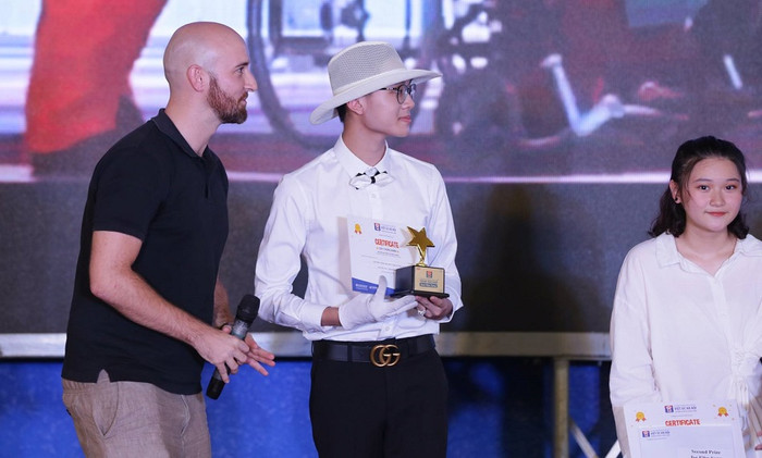 Học sinh thể hiện ca khúc trong phim với phong cách ăn ảnh Học sinh thể hiện ca khúc trong phim với phong cách ăn ảnh