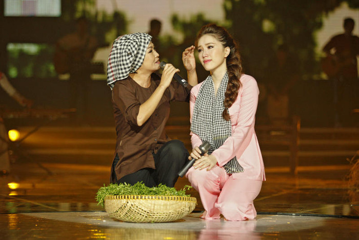 Trong vai chị gái của Bảo Thy, Phương Thanh đã khiến khán giả vô cùng thích thú khi thể hiện ca khúc Còn thương rau đắng mọc sau hè.