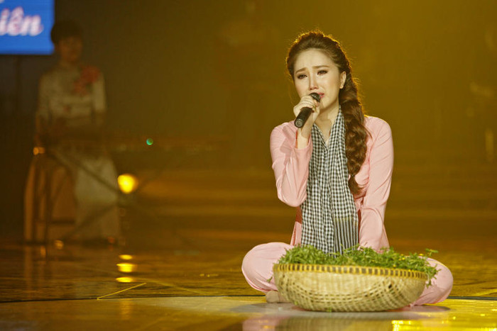 Không kiềm được cảm xúc, Bảo Thy bật khóc trên sân khấu khi thể hiện ca khúc &quot;Chị tôi&quot;.