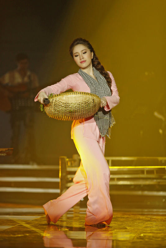 Bảo Thy cũng hóa thân thành cô thôn nữ trong liên khúc này với áo bà ba và khăn rằn.