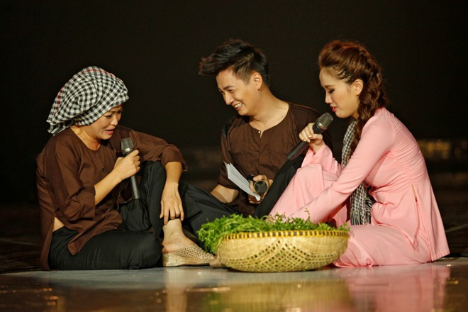 Ngô Kiến Huy trong vai “Cu Tủn” – em trai của Phương Thanh và Bảo Thy, khiến cả sân khấu một phen cười vỡ bụng khi anh đọc những bài thơ con cóc do mình sáng tác.