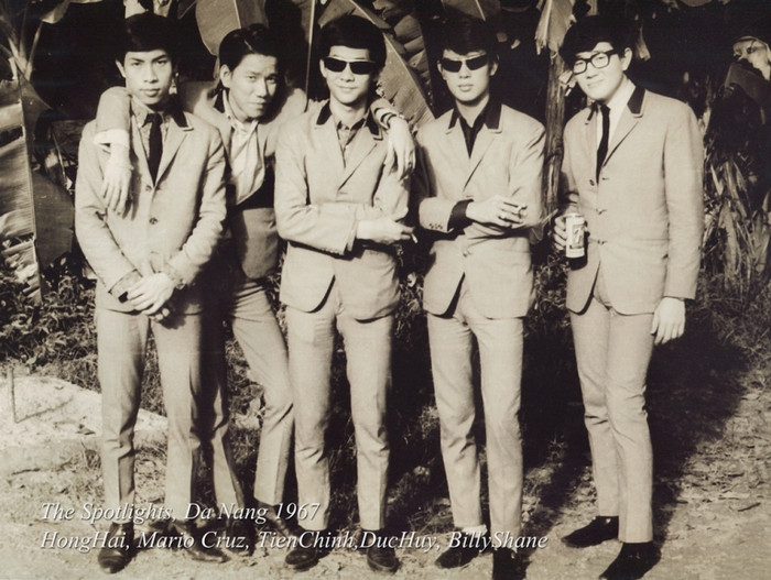 Ít ai biết nhạc phẩm đầu tay của Đức Huy sáng tác năm 1967 mang tênKhóc hạ, tuy nhiên không được công bố và đến năm 1988 mới chính thức ra mắt khán giả với tên gọi là Vườn địa đàng. Cũng từ bước tạo đà này, ca khúc Cơn mưa phùn ra mắt năm 1969 được khán giả đón nhận nồng nhiệt và trở thành bài hit thời ấy với phong cách trình diễn unplugged cùng chất giọng trầm ấm, mộc mạc nhưng không kém phần mượt mà được xem là ca khúc đầu tay của anh. Ít ai biết nhạc phẩm đầu tay của Đức Huy sáng tác năm 1967 mang tênKhóc hạ, tuy nhiên không được công bố và đến năm 1988 mới chính thức ra mắt khán giả với tên gọi là Vườn địa đàng. Cũng từ bước tạo đà này, ca khúc Cơn mưa phùn ra mắt năm 1969 được khán giả đón nhận nồng nhiệt và trở thành bài hit thời ấy với phong cách trình diễn unplugged cùng chất giọng trầm ấm, mộc mạc nhưng không kém phần mượt mà được xem là ca khúc đầu tay của anh.