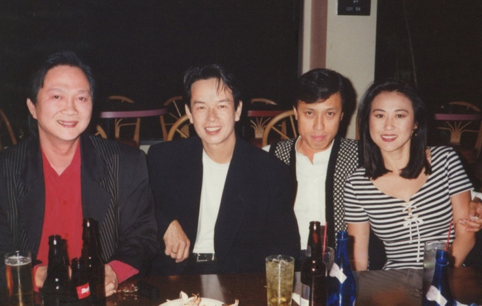 Duy Quang – Đức Huy – Tuấn Ngọc – Thái Thảo trong đêm ra mắt Tình ca Đức Huy 1 tại vũ trường Ritz – Cali năm 1992. Duy Quang – Đức Huy – Tuấn Ngọc – Thái Thảo trong đêm ra mắt Tình ca Đức Huy 1 tại vũ trường Ritz – Cali năm 1992.