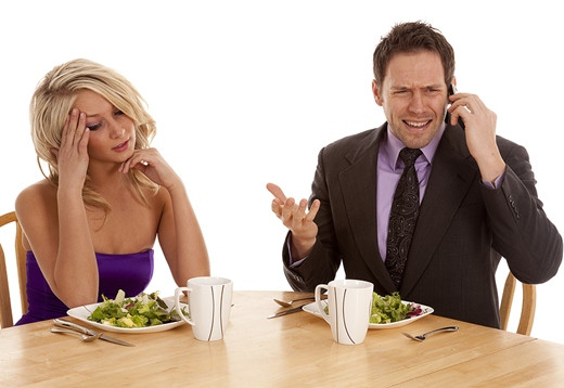 6. Tương tác ảo Vấn đề: Mạng xã hội giúp chúng ta xích lại gần nhau. Nhưng bạn không hề giao tiếp với thế giới thực, đó chỉ là tương tác ảo. Không ít bạn trẻ ảo tưởng rằng mình đang có rất nhiều bạn bè, nhưng thực tế hoàn toàn ngược lại. Cách khắc phục: Khi tham gia hoạt động tập thể cùng bạn bè, hãy quên chiếc smartphone của bạn đi. Tốt nhất, người dùng nên tắt những thông báo không thực sự cần thiết. Công nghệ rất tuyệt vời, nhưng chúng dễ gây "nghiện" lắm đấy. 6. Tương tác ảo Vấn đề: Mạng xã hội giúp chúng ta xích lại gần nhau. Nhưng bạn không hề giao tiếp với thế giới thực, đó chỉ là tương tác ảo. Không ít bạn trẻ ảo tưởng rằng mình đang có rất nhiều bạn bè, nhưng thực tế hoàn toàn ngược lại. Cách khắc phục: Khi tham gia hoạt động tập thể cùng bạn bè, hãy quên chiếc smartphone của bạn đi. Tốt nhất, người dùng nên tắt những thông báo không thực sự cần thiết. Công nghệ rất tuyệt vời, nhưng chúng dễ gây "nghiện" lắm đấy.