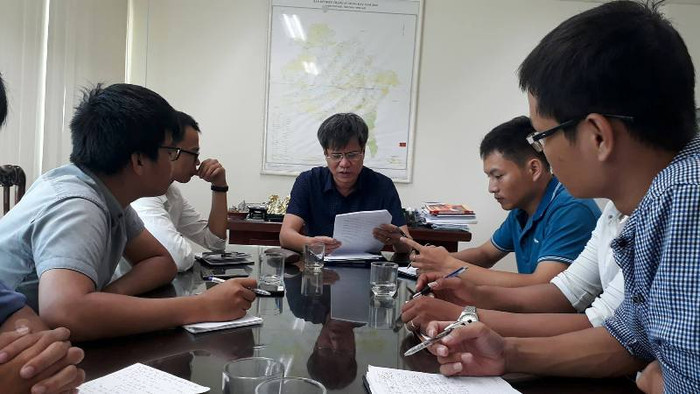 Ông Nguyễn Anh Tuấn-Phó Giám đốc Trung tâm Phát triển quỹ đất thành phố Huế (ngồi giữa) thừa nhận có lỗi trong khâu kiểm tra, kiểm đếm. Ảnh:TL Ông Nguyễn Anh Tuấn-Phó Giám đốc Trung tâm Phát triển quỹ đất thành phố Huế (ngồi giữa) thừa nhận có lỗi trong khâu kiểm tra, kiểm đếm. Ảnh:TL