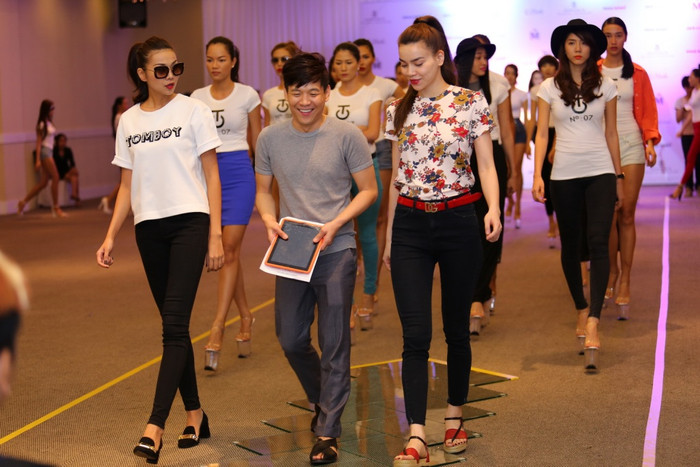 Dưới sự chỉ đạo của đạo diễn Việt Tú, chỉ huy đêm diễn Thanh Hằng và Nguyễn Công Trí, Hà Hồ cũng dàn mẫu đã có một buổi chiều tập luyện như ý.