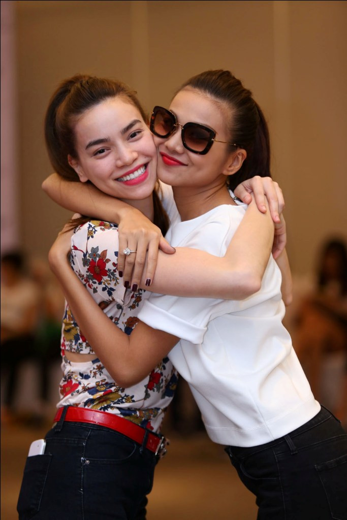 Cô tỏ ra rất vui và hào hứng khi được gặp lại người bạn thân Thanh Hằng.