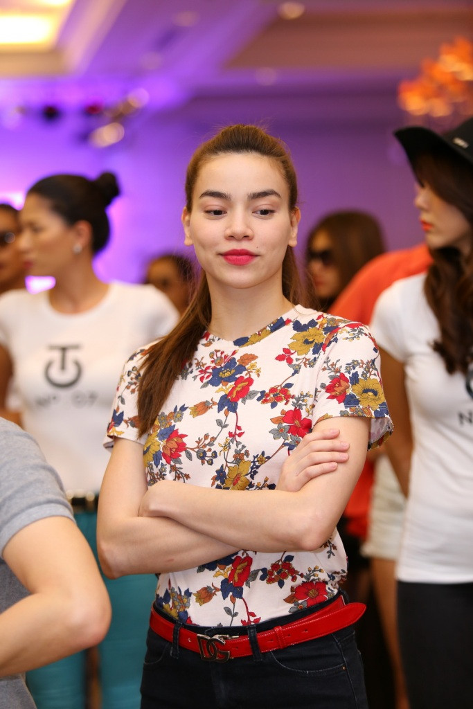 Xuất hiện trong buổi chạy chương trình kết hợp với phần tập luyện chiều qua (31/10), Hà Hồ ăn vận đơn giản, khỏe khoắn với áo hoa và quần jeans.