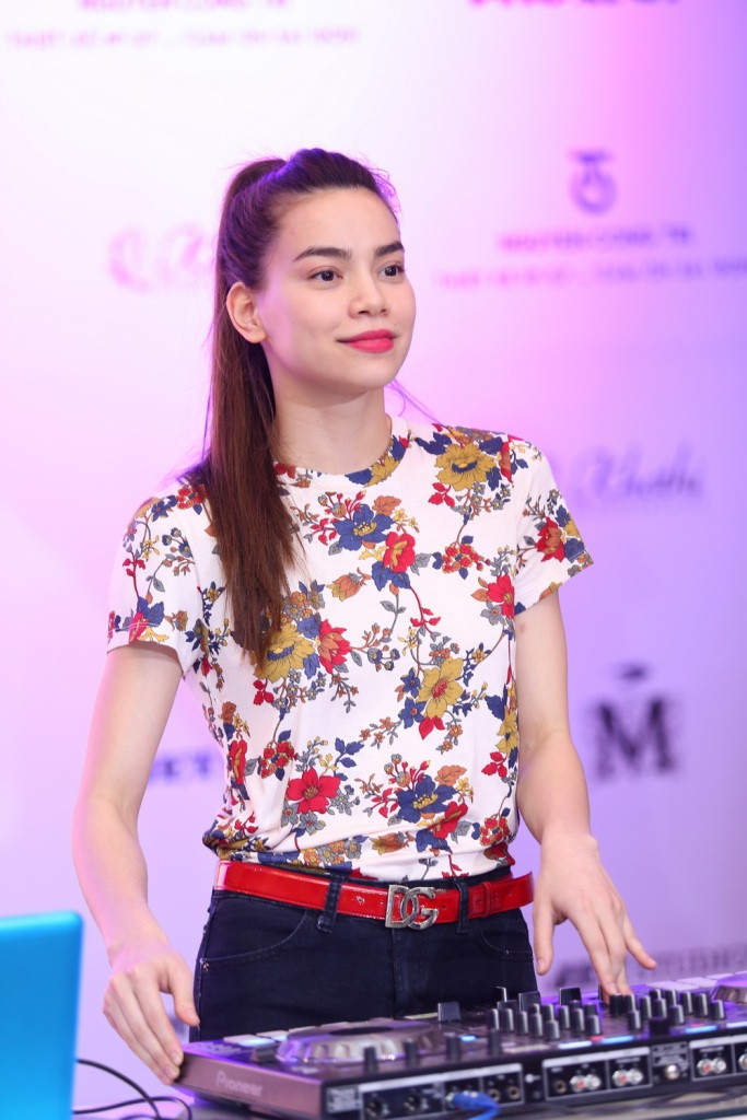 Hà Hồ rất tự tin trong vai trò là nữ DJ, mọi thứ có vẻ khá suôn sẻ và cô hài lòng về điều này.
