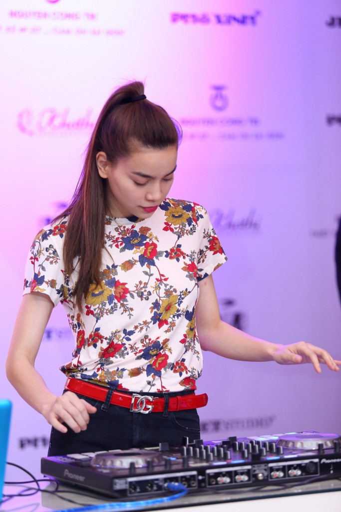 Ngoài vai trò là vedette của chương trình, Hà Hồ còn giữ một vai trò khá đặc biệt là trở thành một nữ DJ xinh đẹp.