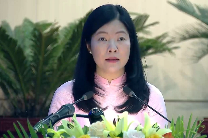 Bà Lê Thị Bích Thuận – Giám đốc Sở Giáo dục và Đào tạo Đà Nẵng trả lời các chất vấn của đại biểu về những vấn đề "nóng" của ngành giáo dục. Ảnh: AN Bà Lê Thị Bích Thuận – Giám đốc Sở Giáo dục và Đào tạo Đà Nẵng trả lời các chất vấn của đại biểu về những vấn đề "nóng" của ngành giáo dục. Ảnh: AN