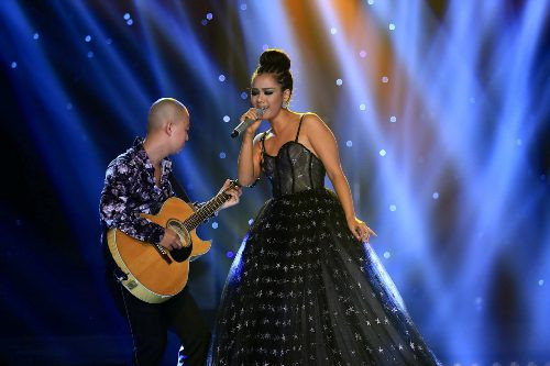 Với chiếc váy đen xòe lộng lẫy, kiêu sa, Phương Vy như đang kể một câu chuyện đầy cảm xúc. Với chiếc váy đen xòe lộng lẫy, kiêu sa, Phương Vy như đang kể một câu chuyện đầy cảm xúc.