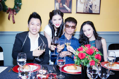 Từng cho rằng "Lý Nhã Kỳ là niềm kiêu hãnh của showbiz Việt" do đó, trong bữa tiệc cuối năm của người đẹp, không thể thiếu "ông bầu" Khắc Tiệp. Từng cho rằng "Lý Nhã Kỳ là niềm kiêu hãnh của showbiz Việt" do đó, trong bữa tiệc cuối năm của người đẹp, không thể thiếu "ông bầu" Khắc Tiệp.